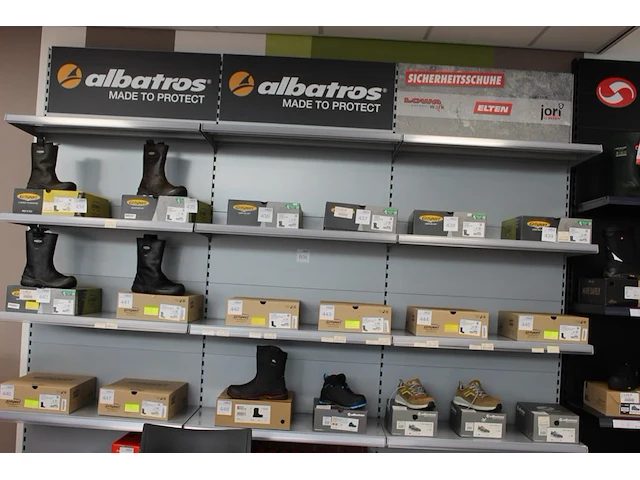Driedelige winkel wandstelling met afmeting 300 x 60 x 260 cm. afhalen vanaf 12.00 uur - afbeelding 2 van  2