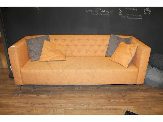 Driezitsbank 200 x 80 x 80 cm met drie kussens. let op! bank verdient een reinigingsbeurt. - afbeelding 1 van  1