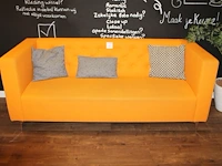 Driezitsbank 200 x 80 x 80 cm met drie kussens. - afbeelding 1 van  4