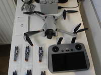 Drone dji mini 4 pro voorzien van beschermkap op de gimbal met een dji rc2 controller met ingebouwd scherm,... - afbeelding 2 van  5