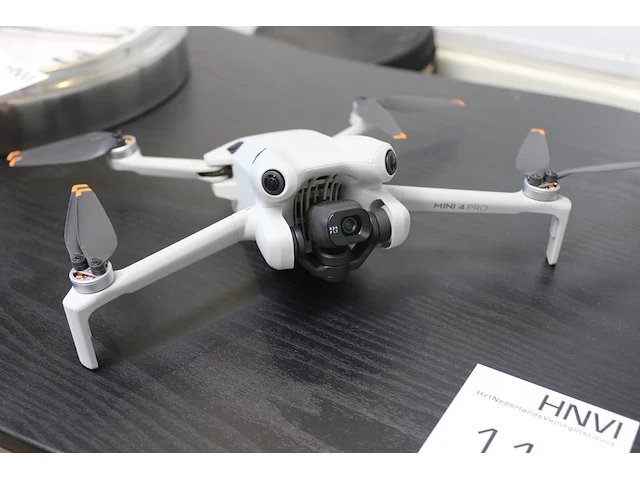 Drone dji mini 4 pro voorzien van beschermkap op de gimbal met een dji rc2 controller met ingebouwd scherm,... - afbeelding 3 van  5