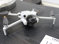 Drone dji mini 4 pro voorzien van beschermkap op de gimbal met een dji rc2 controller met ingebouwd scherm,... - afbeelding 3 van  5