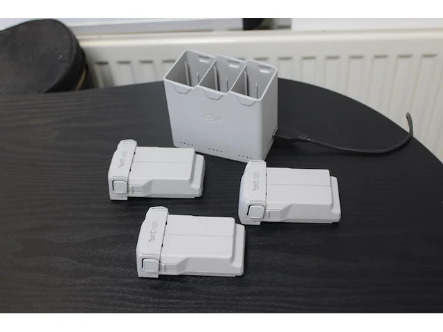 Drone dji mini 4 pro voorzien van beschermkap op de gimbal met een dji rc2 controller met ingebouwd scherm,... - afbeelding 4 van  5