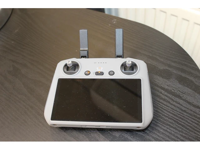 Drone dji mini 4 pro voorzien van beschermkap op de gimbal met een dji rc2 controller met ingebouwd scherm,... - afbeelding 5 van  5