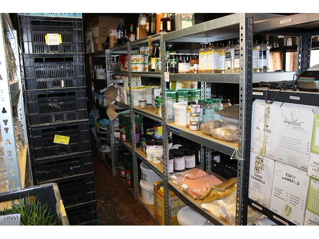 Drooggoed op 20 schappen. - afbeelding 1 van  9