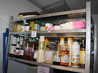 Drooggoed waaronder honing, azijn, mosterd, maïzena, enz. op twee schappen. - afbeelding 1 van  2