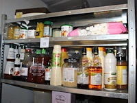 Drooggoed waaronder honing, azijn, mosterd, maïzena, enz. op twee schappen. - afbeelding 2 van  2
