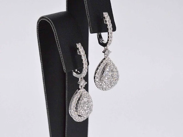 Druppelvormige oorhangers met briljant geslepen diamanten - afbeelding 5 van  10
