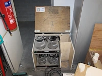 Dubbel koffiezetapparaat met twee extra warmhoudplaatjes en vier kannen in houten kist. - afbeelding 1 van  2
