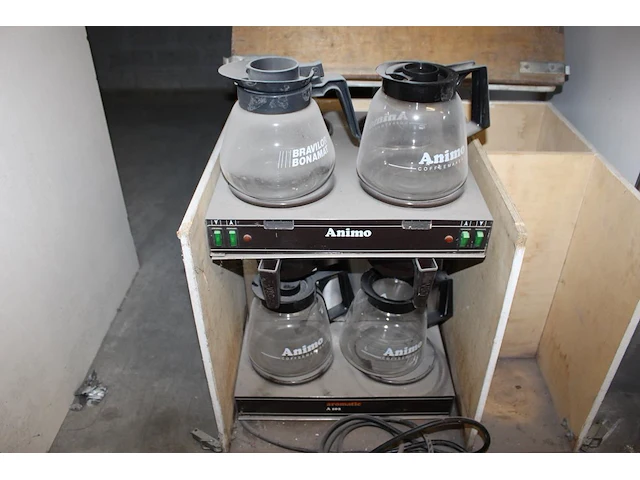 Dubbel koffiezetapparaat met twee extra warmhoudplaatjes en vier kannen in houten kist. - afbeelding 2 van  2