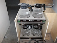 Dubbel koffiezetapparaat met twee extra warmhoudplaatjes en vier kannen in houten kist. - afbeelding 2 van  2