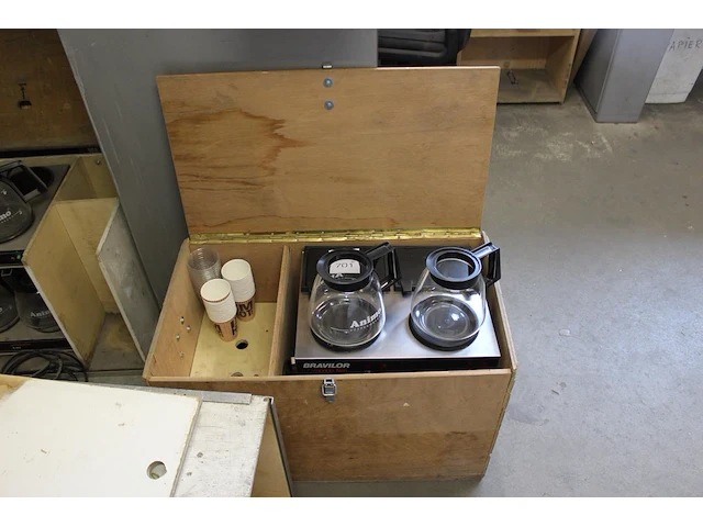 Dubbel koffiezetapparaat met twee extra warmhoudplaatjes en vier kannen in houten kist. - afbeelding 1 van  2