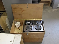 Dubbel koffiezetapparaat met twee extra warmhoudplaatjes en vier kannen in houten kist. - afbeelding 1 van  2
