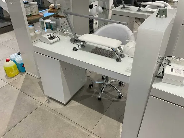 Dubbel nagelstudio meubel - afbeelding 15 van  15