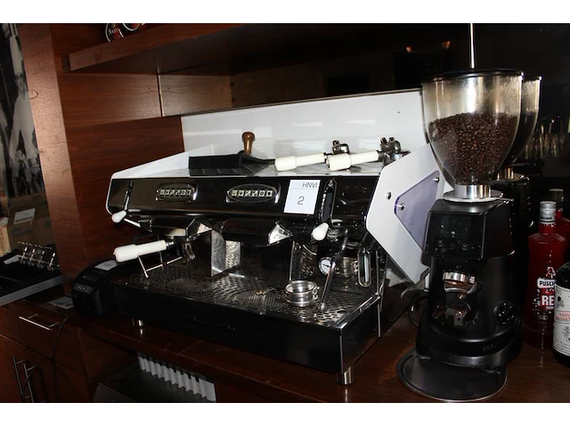 Dubbel piston koffiemachine fiorenzato laguna 2g ele met bonenmaler fiorangato f-64 evo. bouwjaar 6-2019. - afbeelding 3 van  8