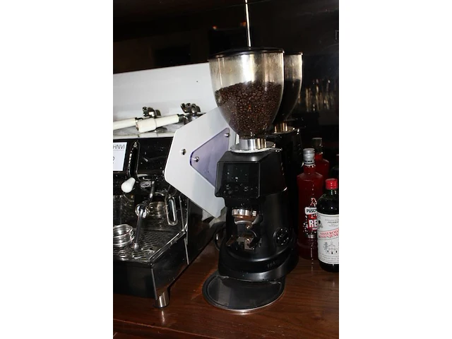 Dubbel piston koffiemachine fiorenzato laguna 2g ele met bonenmaler fiorangato f-64 evo. bouwjaar 6-2019. - afbeelding 4 van  8