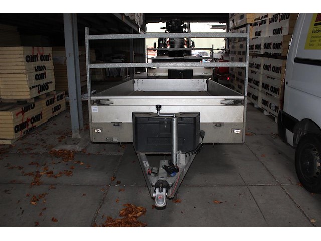 Dubbelassige aanhangwagen peters met kenteken 70-wn-hk. wagen is voorzien van disselbak met aanhangernet. b... - afbeelding 1 van  8