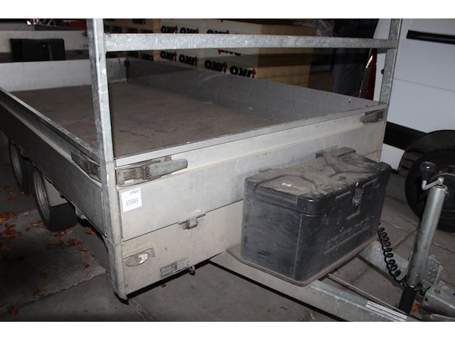 Dubbelassige aanhangwagen peters met kenteken 70-wn-hk. wagen is voorzien van disselbak met aanhangernet. b... - afbeelding 2 van  8