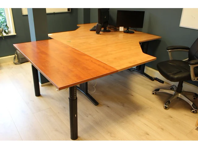 Dubbele bureauopstelling met tafel. afmeting bureaus 160 x 120 cm. afmeting tafel 140 x 60 cm. let op: excl... - afbeelding 1 van  3