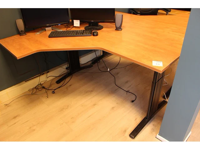 Dubbele bureauopstelling met tafel. afmeting bureaus 160 x 120 cm. afmeting tafel 140 x 60 cm. let op: excl... - afbeelding 2 van  3