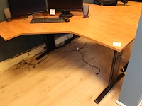 Dubbele bureauopstelling met tafel. afmeting bureaus 160 x 120 cm. afmeting tafel 140 x 60 cm. let op: excl... - afbeelding 2 van  3