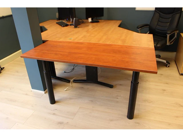 Dubbele bureauopstelling met tafel. afmeting bureaus 160 x 120 cm. afmeting tafel 140 x 60 cm. let op: excl... - afbeelding 3 van  3