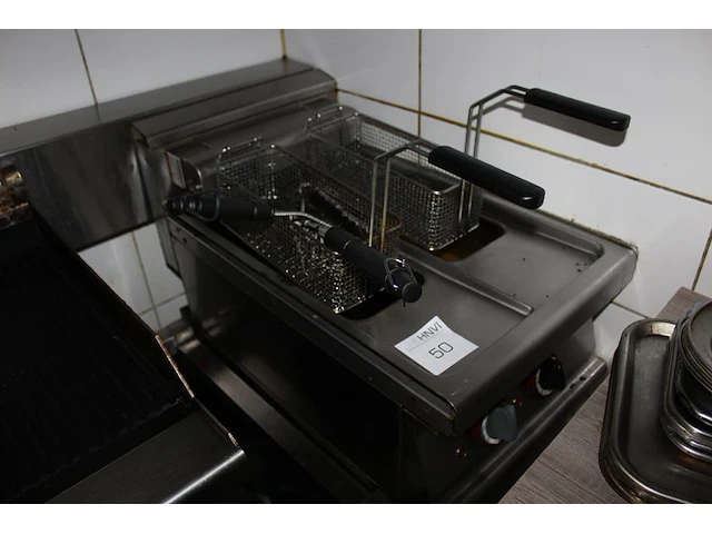 Dubbele friteuse. afmeting 40 x 70 x 100 cm. - afbeelding 1 van  3