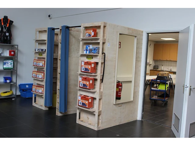Dubbele paskamer met showstelling, spiegels, krukken en gordijnen. afm. 140 x 262 x 217 cm. excl. producten... - afbeelding 1 van  4