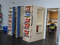 Dubbele paskamer met showstelling, spiegels, krukken en gordijnen. afm. 140 x 262 x 217 cm. excl. producten... - afbeelding 1 van  4