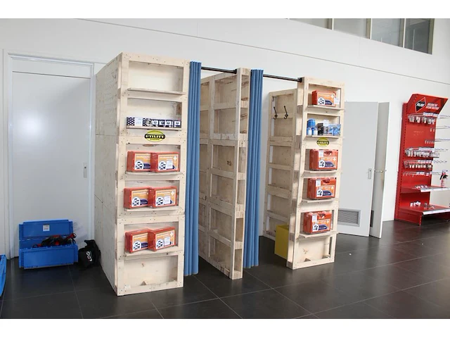 Dubbele paskamer met showstelling, spiegels, krukken en gordijnen. afm. 140 x 262 x 217 cm. excl. producten... - afbeelding 2 van  4