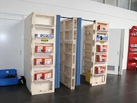 Dubbele paskamer met showstelling, spiegels, krukken en gordijnen. afm. 140 x 262 x 217 cm. excl. producten... - afbeelding 2 van  4
