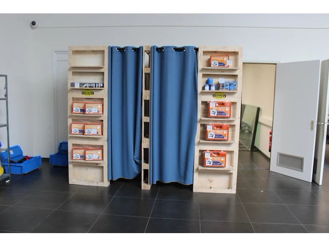 Dubbele paskamer met showstelling, spiegels, krukken en gordijnen. afm. 140 x 262 x 217 cm. excl. producten... - afbeelding 3 van  4