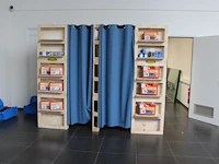 Dubbele paskamer met showstelling, spiegels, krukken en gordijnen. afm. 140 x 262 x 217 cm. excl. producten... - afbeelding 3 van  4