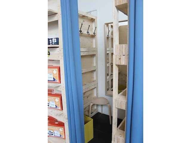 Dubbele paskamer met showstelling, spiegels, krukken en gordijnen. afm. 140 x 262 x 217 cm. excl. producten... - afbeelding 4 van  4