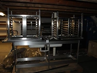 Dubbele rvs spoelbak op onderstel met twee platenrekken. afmeting spoelbak 245 x 70 x 92 cm. - afbeelding 1 van  2
