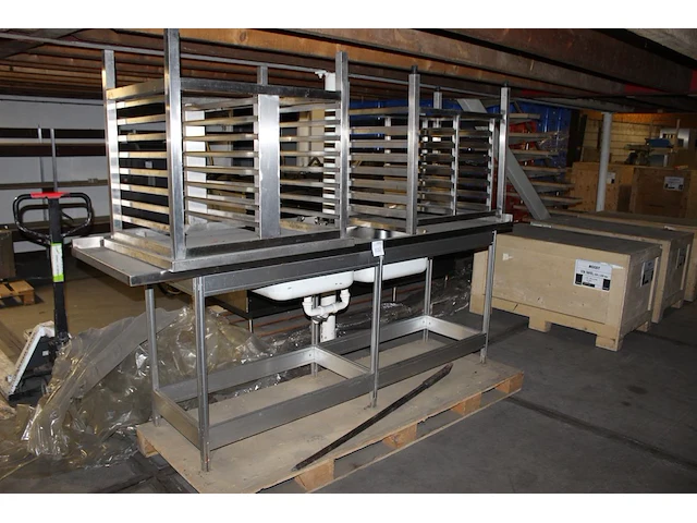 Dubbele rvs spoelbak op onderstel met twee platenrekken. afmeting spoelbak 245 x 70 x 92 cm. - afbeelding 2 van  2