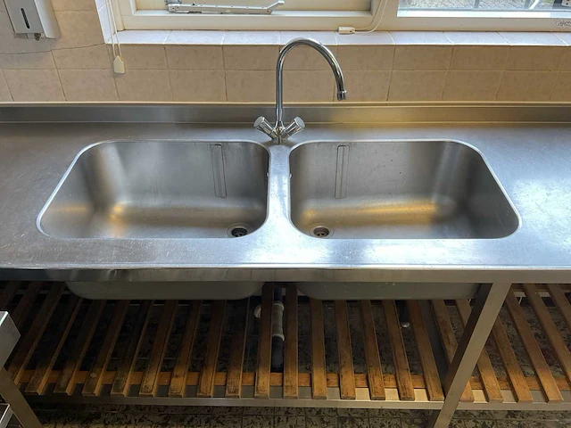 Dubbele rvs spoeltafel 305 cm - afbeelding 2 van  5