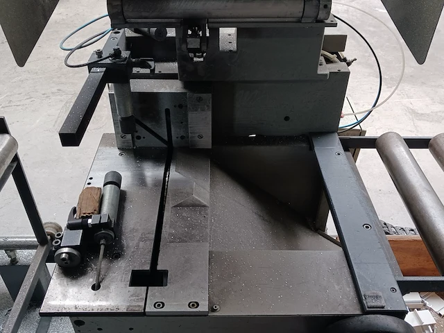 Dubbele verstekzaagmachine elumatec, bouwjaar 1995 - afbeelding 15 van  56
