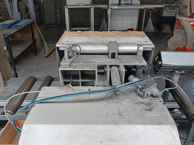 Dubbele verstekzaagmachine elumatec, bouwjaar 1995 - afbeelding 29 van  56