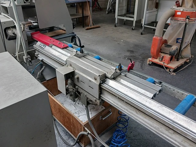 Dubbele verstekzaagmachine elumatec, bouwjaar 1995 - afbeelding 39 van  56