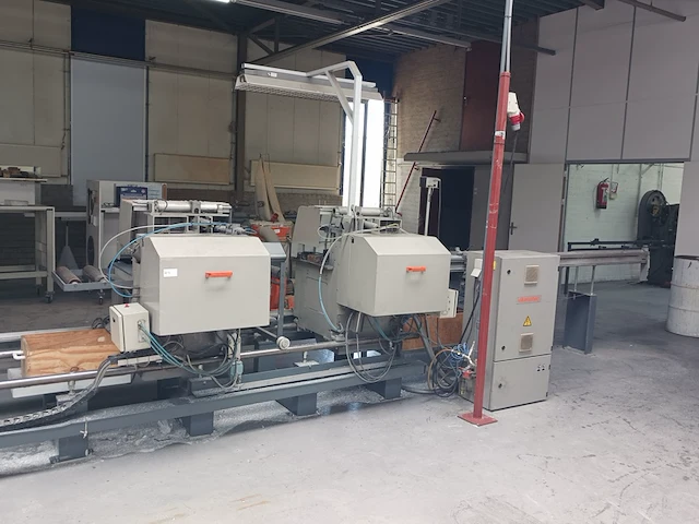 Dubbele verstekzaagmachine elumatec, bouwjaar 1995 - afbeelding 45 van  56