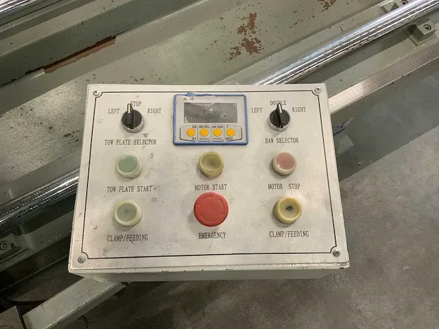 Dubbelkop verstek afkortcirkelzaagmachine - afbeelding 10 van  15