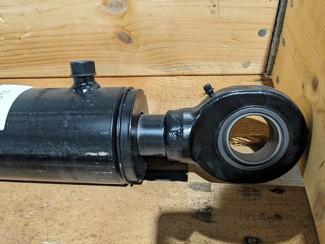 Dubbelwerkende stuurcilinder d=45/90 slag 700 h.o.h. 1050 - afbeelding 2 van  4