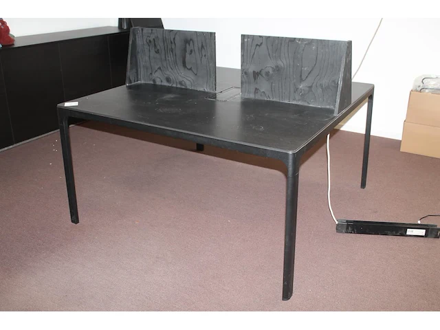 Dubbelzijdig bureau ikea 140 x 140 x 73 cm met opgebouwd schaamschot en kabeldoorvoer. - afbeelding 1 van  2