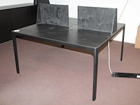 Dubbelzijdig bureau ikea 140 x 140 x 73 cm met opgebouwd schaamschot en kabeldoorvoer. - afbeelding 1 van  2