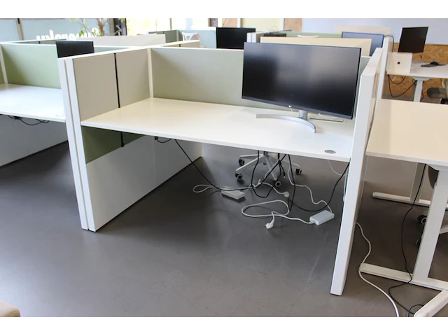 Dubbelzijdig elektrisch in hoogte verstelbaar bureau ahrend voorzien van akoestische panelen. totale afmeti... onderdeel van combinatiekavel combinatiekavel zijnde vier dubbelzijdige elektrische in hoogte verstelbare bureaus ahrend voorzien van akoestische panelen. kavels s005 en s013 t/m s015 - afbeelding 1 van  2