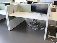 Dubbelzijdig elektrisch in hoogte verstelbaar bureau ahrend voorzien van akoestische panelen. totale afmeti... onderdeel van combinatiekavel combinatiekavel zijnde vier dubbelzijdige elektrische in hoogte verstelbare bureaus ahrend voorzien van akoestische panelen. kavels s005 en s013 t/m s015 - afbeelding 1 van  2