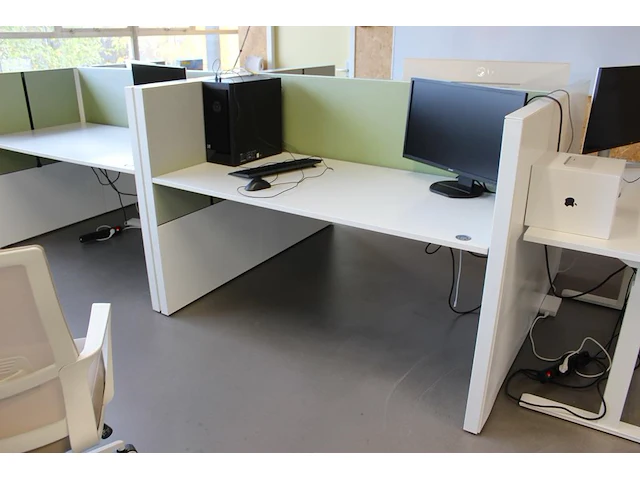 Dubbelzijdig elektrisch in hoogte verstelbaar bureau ahrend voorzien van akoestische panelen. totale afmeti... onderdeel van combinatiekavel combinatiekavel zijnde vier dubbelzijdige elektrische in hoogte verstelbare bureaus ahrend voorzien van akoestische panelen. kavels s005 en s013 t/m s015 - afbeelding 2 van  2