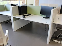 Dubbelzijdig elektrisch in hoogte verstelbaar bureau ahrend voorzien van akoestische panelen. totale afmeti... onderdeel van combinatiekavel combinatiekavel zijnde vier dubbelzijdige elektrische in hoogte verstelbare bureaus ahrend voorzien van akoestische panelen. kavels s005 en s013 t/m s015 - afbeelding 2 van  2