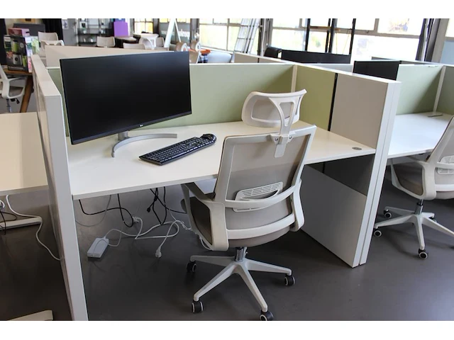 Dubbelzijdig elektrisch in hoogte verstelbaar bureau ahrend voorzien van akoestische panelen. totale afmeti... onderdeel van combinatiekavel combinatiekavel zijnde vier dubbelzijdige elektrische in hoogte verstelbare bureaus ahrend voorzien van akoestische panelen. kavels s005 en s013 t/m s015 - afbeelding 1 van  5